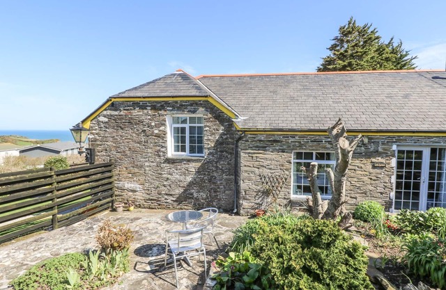 THE GARDEN APARTMENT, pet friendly, with open fire in Tintagel