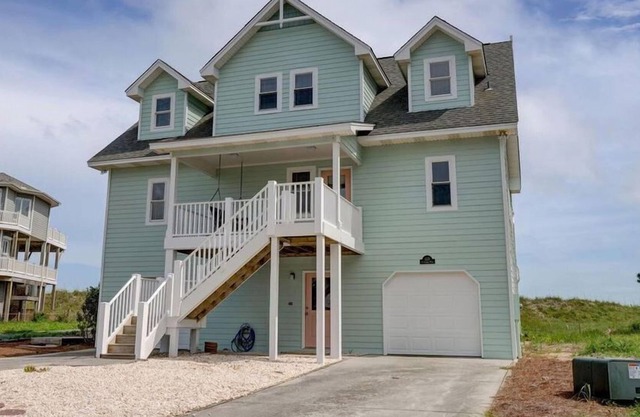 The Great Escape: 3BR/3.5BA house, North Topsail Beach, Sleeps 11, Pool & Tennis