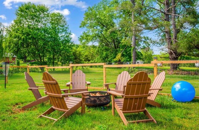 The Groovy Getaway close to James River - Trails