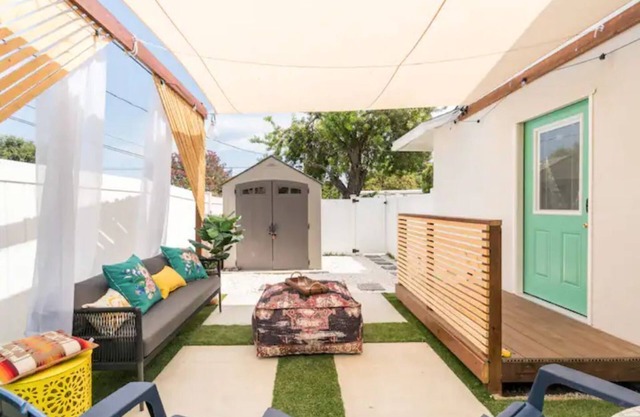 The GuestHouse W/King Bed & Private courtyard