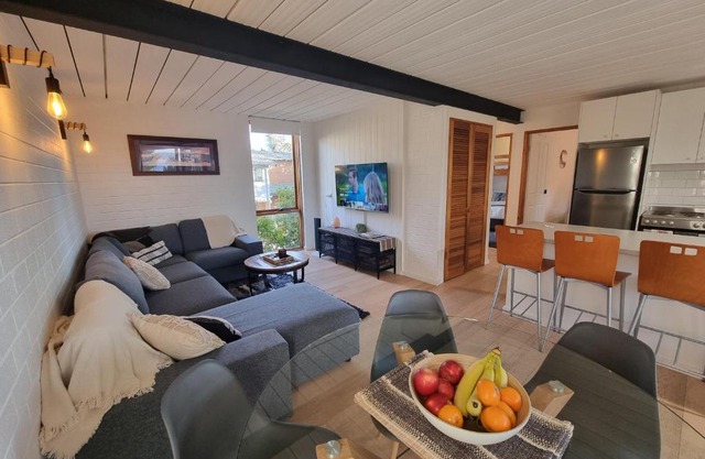 The Hideaway - Lake Views I Ski & Bike Storage I Central Jindabyne I Free WiFi I BBQ I Parking