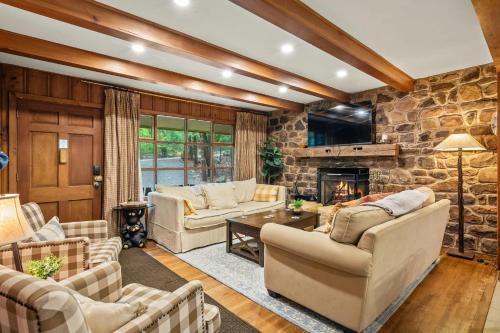 The Horseshoe Hideaway Lake Harmony Cabin w Hot Tub Game Porch