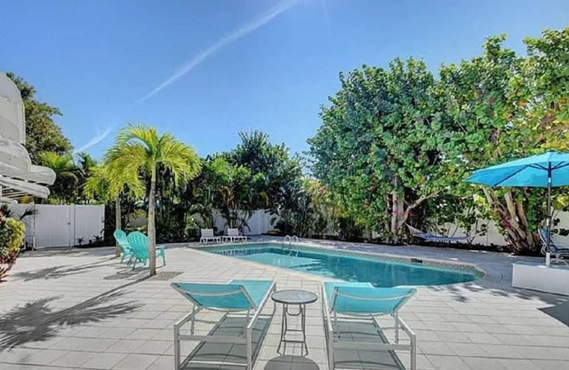 The Lewis Cottage Pool, Downtown, Beach, Shops & Restaurants!
