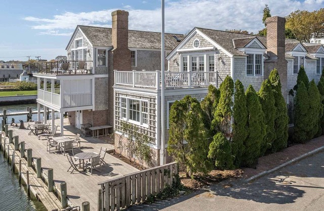 The lighthouse: Luxurious Dockside Retreat