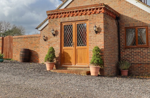 THE LITTLE LODGE, pet friendly, with a garden in Broad Oak