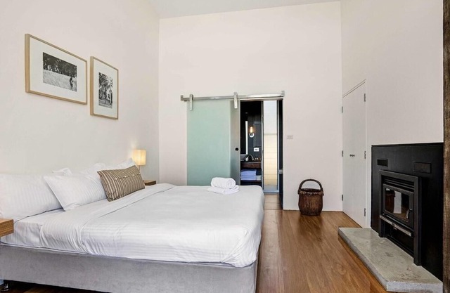 The Longhouse - Suite 1 - Iconic Hunter Valley property, 2 en-suite bedrooms and vineyard views