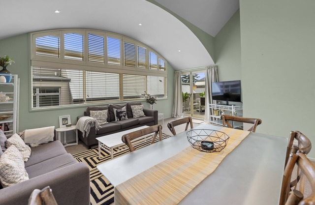 The Mount Retreat - Mount Maunganui Holiday Home