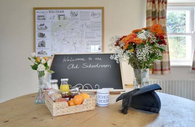 The Old Schoolroom - Two Bedroom House, Sleeps 4