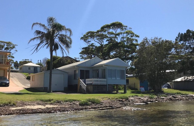 The Palm Tree Cottage - Absolute Waterfront - 5 mins to Hyams Beach