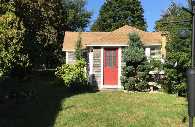 The Perrywinkle Cottage located in the charming village of Monument Beach