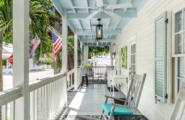 The Porch on Frances Inn