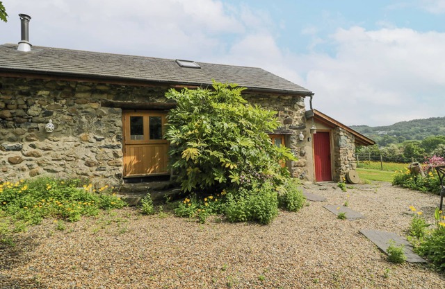 THE SHIPPON, pet friendly, character holiday cottage in Conwy
