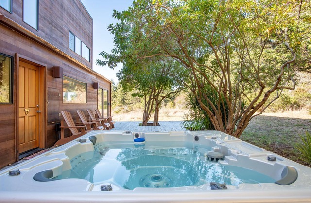 The Sixpence Beach Access Hot Tub