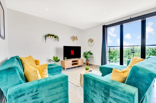 The Skyline Balcony Suite - By Raymond Properties