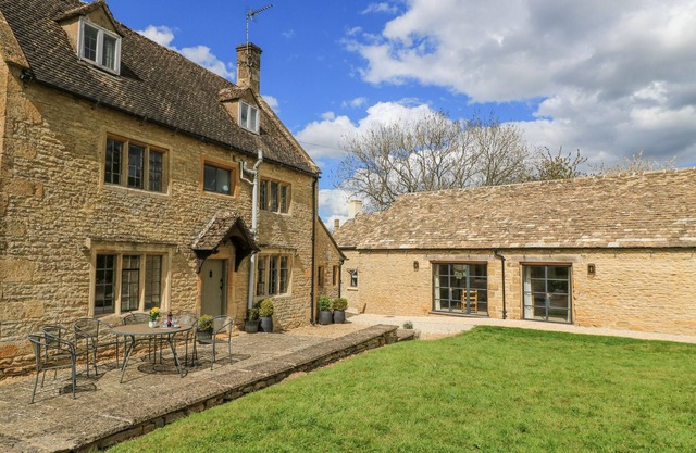 THE SMITHY, pet friendly, character holiday cottage in Broadwell