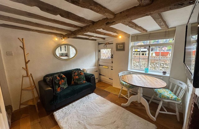 The Snug - From 130 Per Night