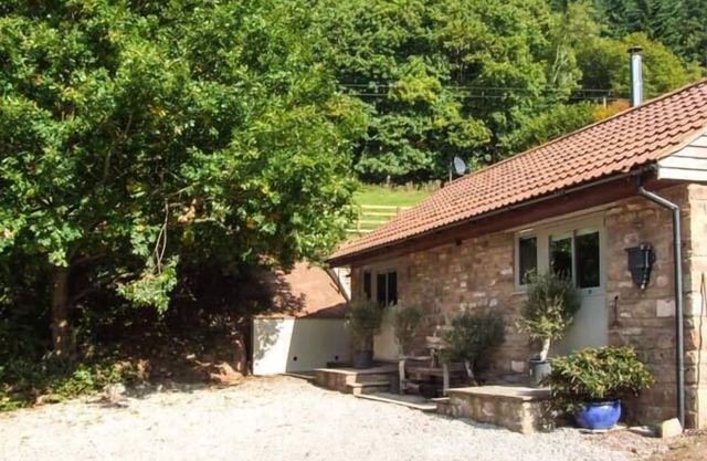 THE STABLE, character holiday cottage, with hot tub in Deepdean