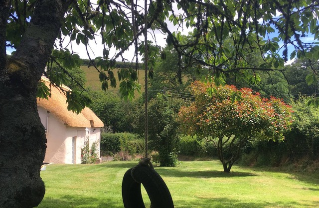 The Thatched House, Dartmoor - Stunning Gardens - Hot Tub Now Available!
