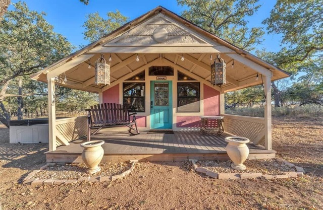 The Vines Retreat, Hot-Tubs, Game Room, 10-Mins to Downtown!