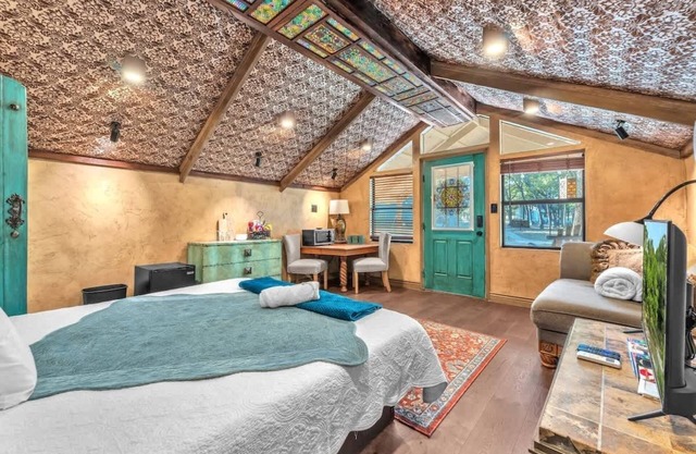 The Vines Retreat, Hot-tubs, Game Room, 10-mins to Downtown!