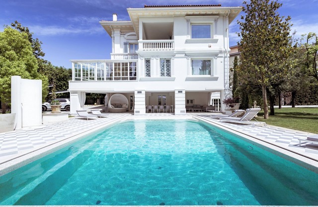 THE WHITE PEARL