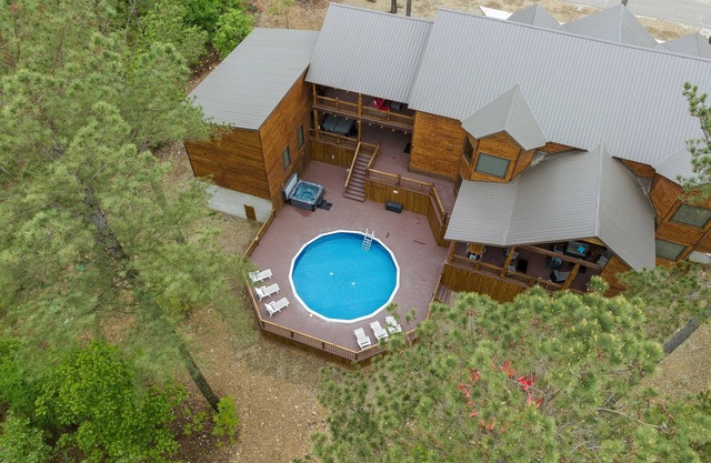 The Windsor- 7 Bed luxury cabin w/POOL!