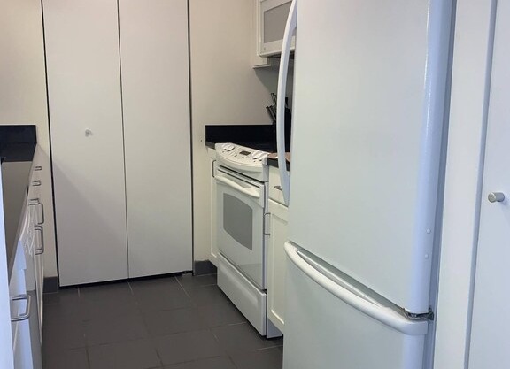 Theater District 30 Day Stays 2Bedroom den