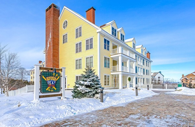 Third Floor Condo with Shared Hot Tub & Pool, Fast WiFi, and Gas Fireplace