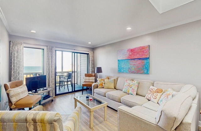Third Floor, Oceanfront Condo with Excellent View, Shared Outdoor Pool & Grills