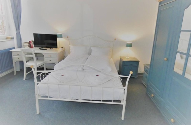 This charming 1-room holiday apartment on the ground floor of our apartment house Kunaustraße offers a comfortable double bed (1.40 m) and a small dining area with well-equipped small kitchen.