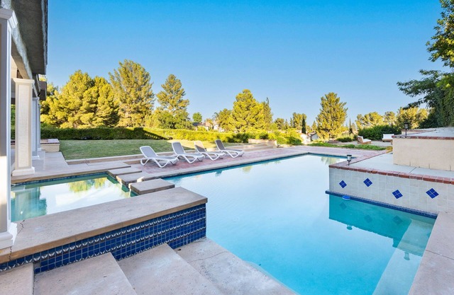 This house is a 4 bedroom(s), 3 bathrooms, located in Los Angeles, CA.