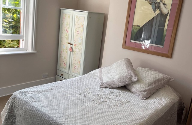 this is a spacious, clean and elegant one double bedroom located in London