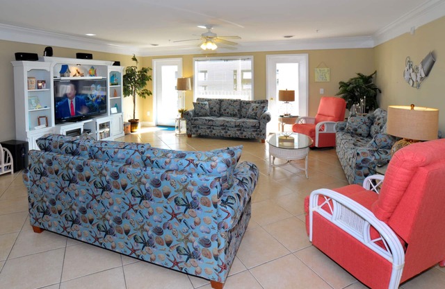 This is it! Spacious Luxury 8 Bedroom Villa, Pool, Hs Internet