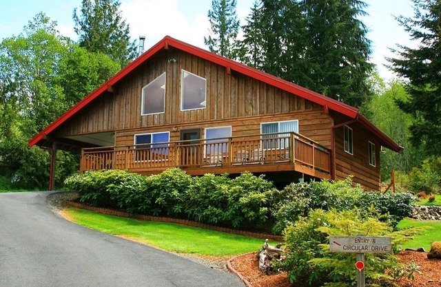 This Is The Place - Your Year Round Getaway! N. W. Living At Its Best!