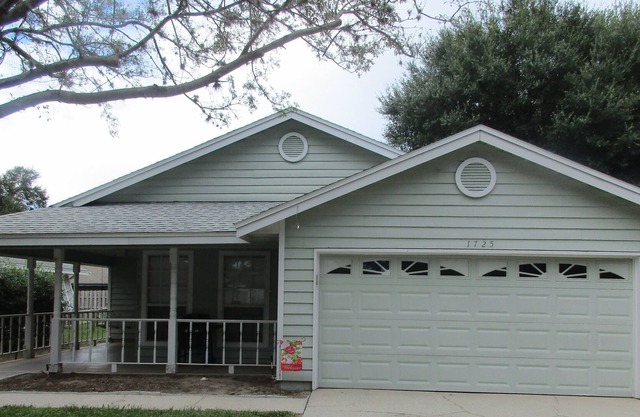 This Mt Dora home is ready for you! Fireplace/Front Porch Swing/Internet