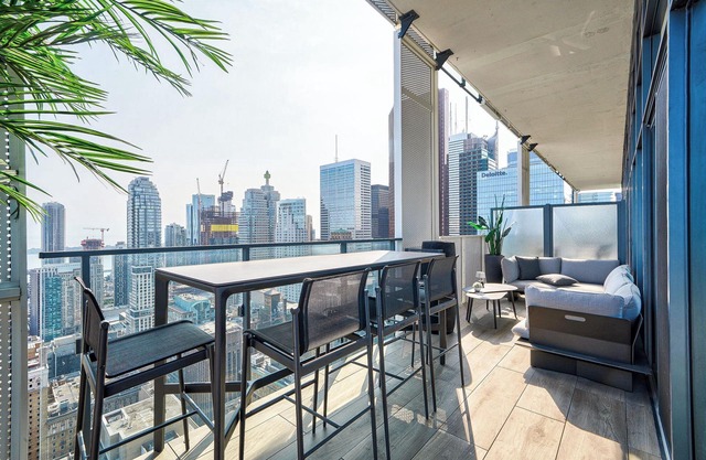 This penthouse is a 2 bedroom(s), 2 bathrooms, located in Toronto, Ontario.
