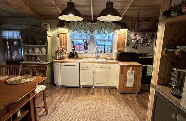 This unique Country Cottage is located close to Clemson, Easley & Greenville.