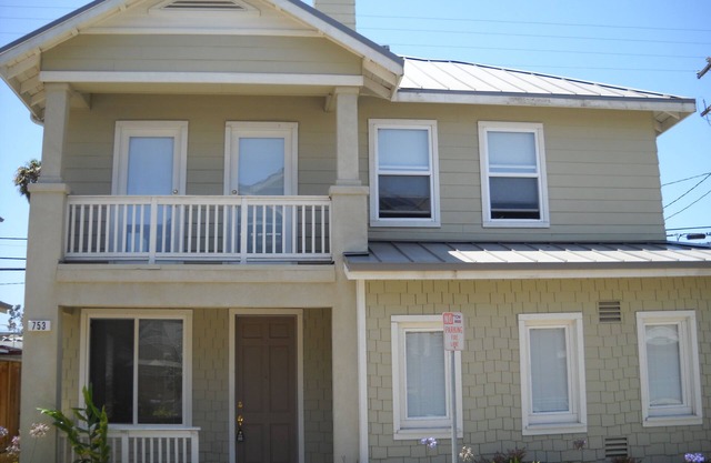 Three bedroom 2.5 Bath Port Hueneme retreat near Beach, Harbor, Naval Base!