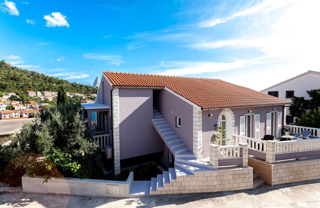 Three bedroom apartment with terrace and sea view Brna, Korčula (A-9147-a)
