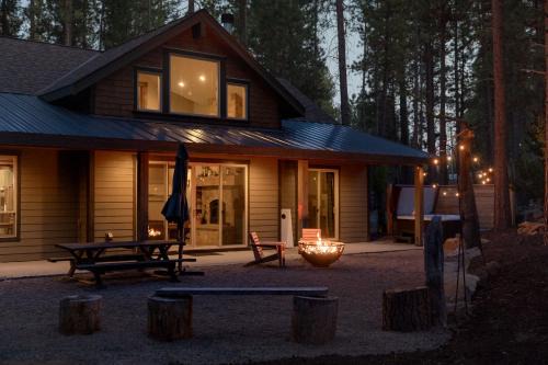 Three Pine Cabin - Charming Family Stay Hot Tub