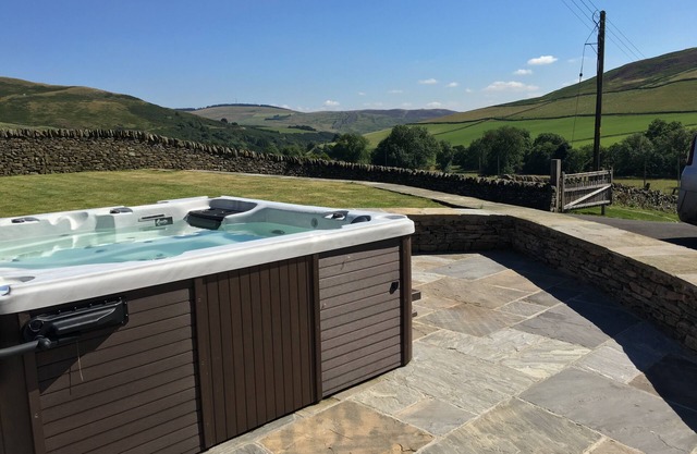 TIME - Charming Countryside Barn Conversion with Hot Tub & Scenic Views