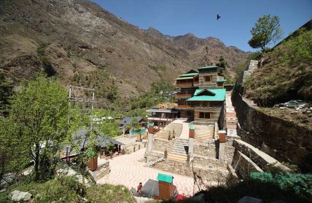 Tirthan Villa and Resort