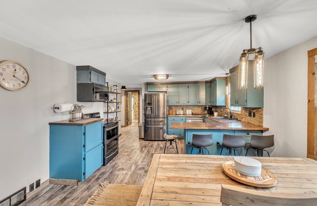 Titletown Hideaway: Spacious Boho 4 Bedroom Home by RedAwning