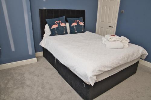 Together in Ealing, Modern 2-Bed Flat with Garden, Patio & Parking & Sleeps 5