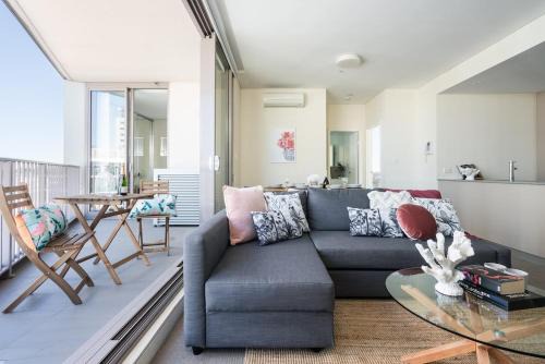 Top Floor 2br Pool, Gym, Parking Airport, City