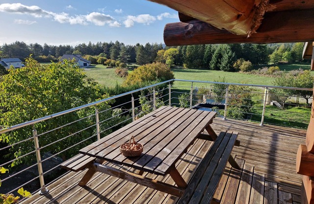 Traditional log cabin with Jacuzzi and wooded garden in the Cévennes