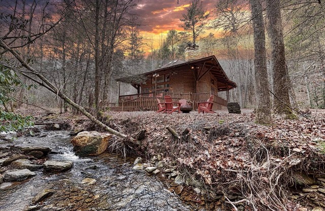 Tranquil creekside modern mountain cabin. Hike, fish, tube or just relax!