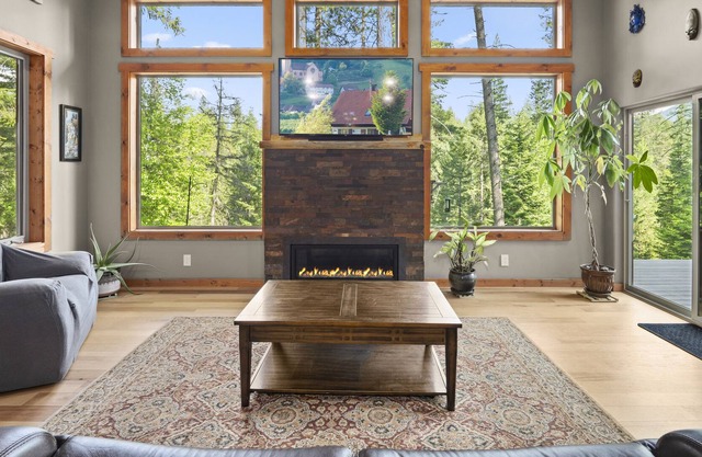 Tranquil, unique home only 7 miles to Sandpoint on 5 quiet acres. Pets allowed.
