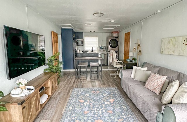 Travelers Nook close to Venice Beach!
