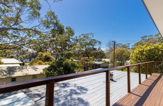 Tree Tops - Just metres from beautiful Swan Lake